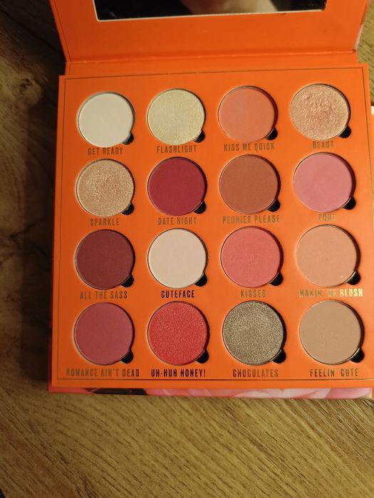 Paleta 16 cieni firmy  Makeup Obsession.