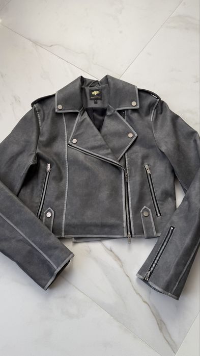 Весняна жіноча курточка