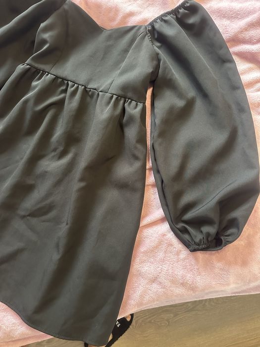 Сукня чорна.