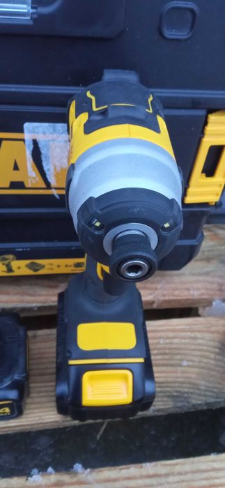 Zakrętarka DEWALT 18v 2x 4Ah 190Nm DCF809