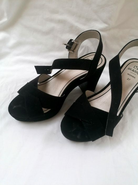 Sandálias Pretas de Salto Alto