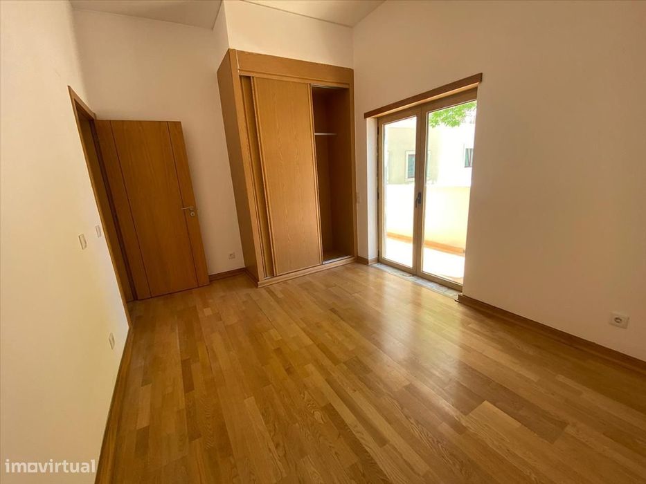 Apartamento T2 em Loulé com Varanda | Ideal para Investimento