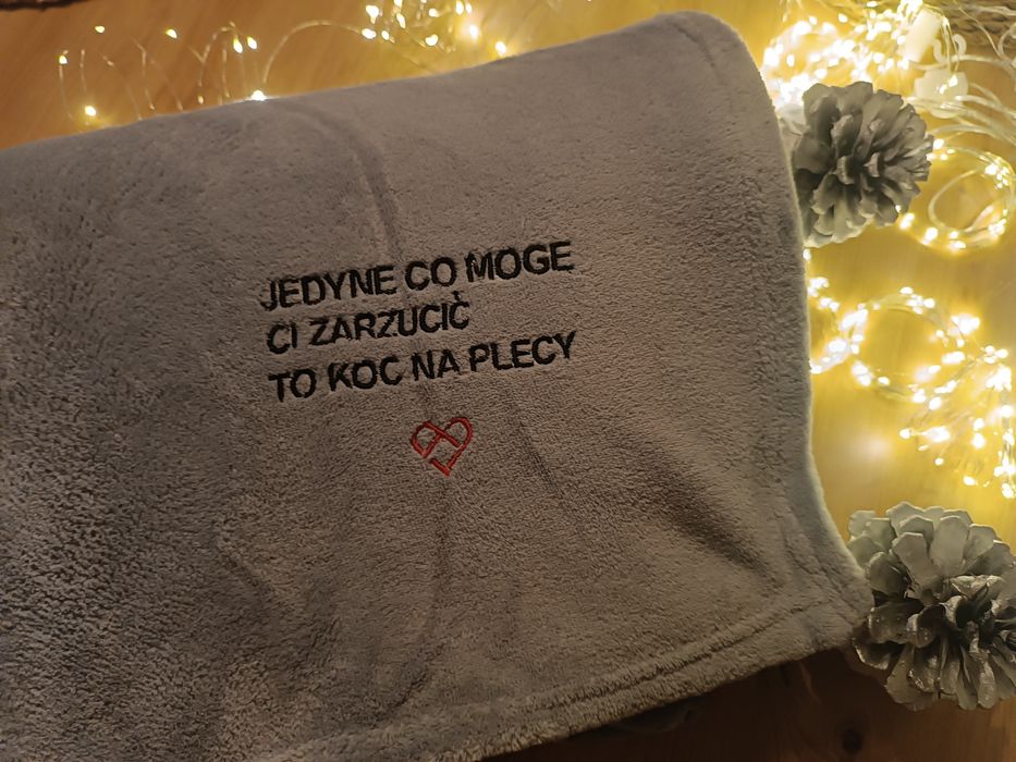 Ciepły koc z haftem walentynki prezent