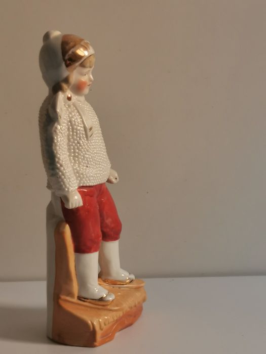 Chłopiec z porcelany na łyżwach. Antyk