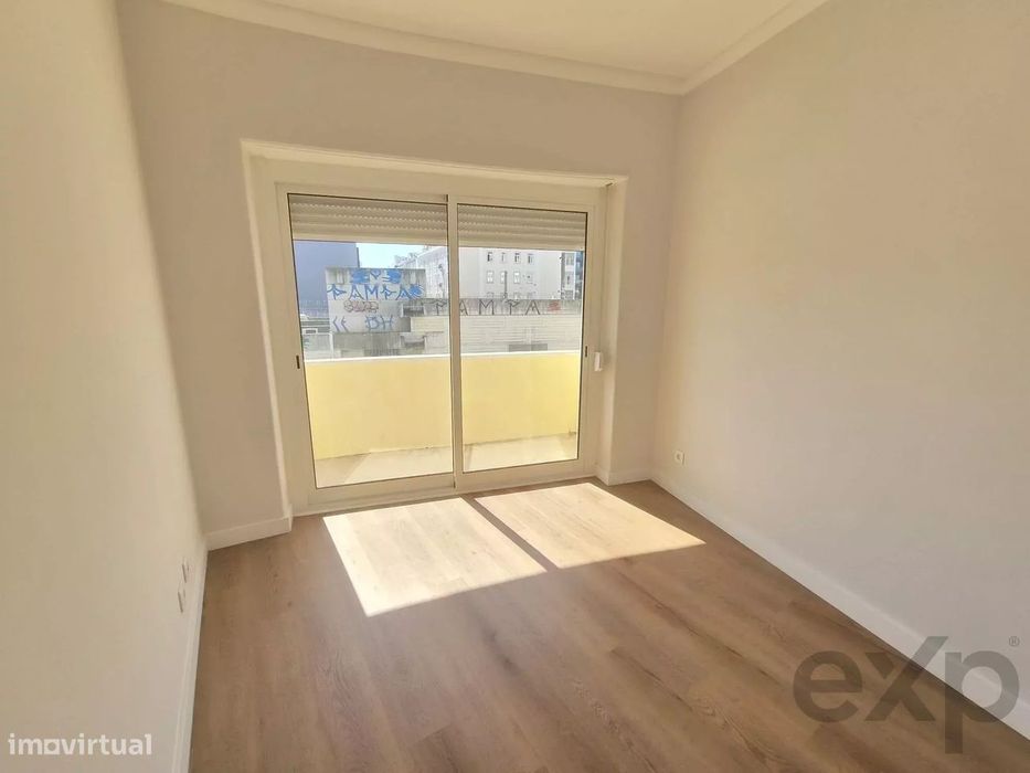 Apartamento T5 com elevador e varanda em Entrecampos