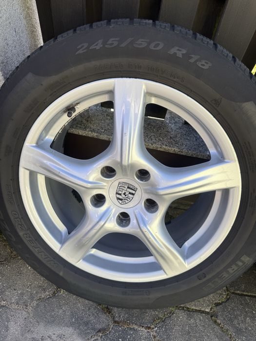 Oryginalne felgi Porshe z oponami zimowymi.
