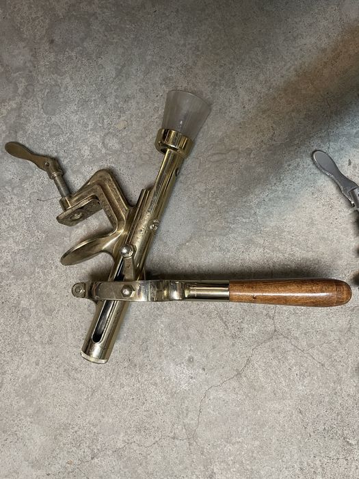 Saca rolhas de mesa com cabo em madeira cromado e dourado