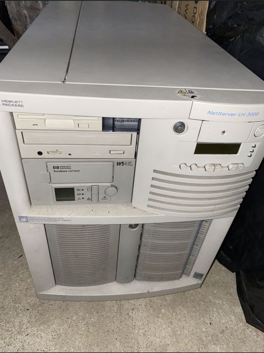 Servidor HP NetServer 3000 com monitor