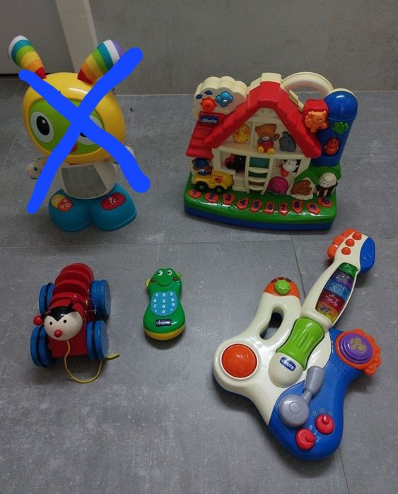 Brinquedos e guitarra para bebés