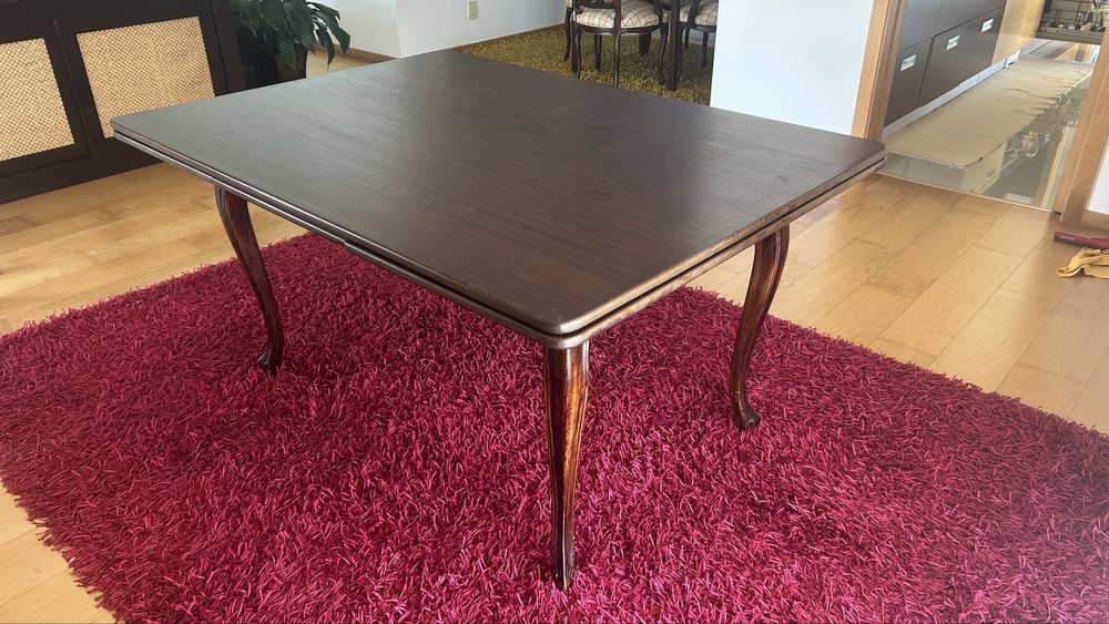 Mesa de jantar de madeira