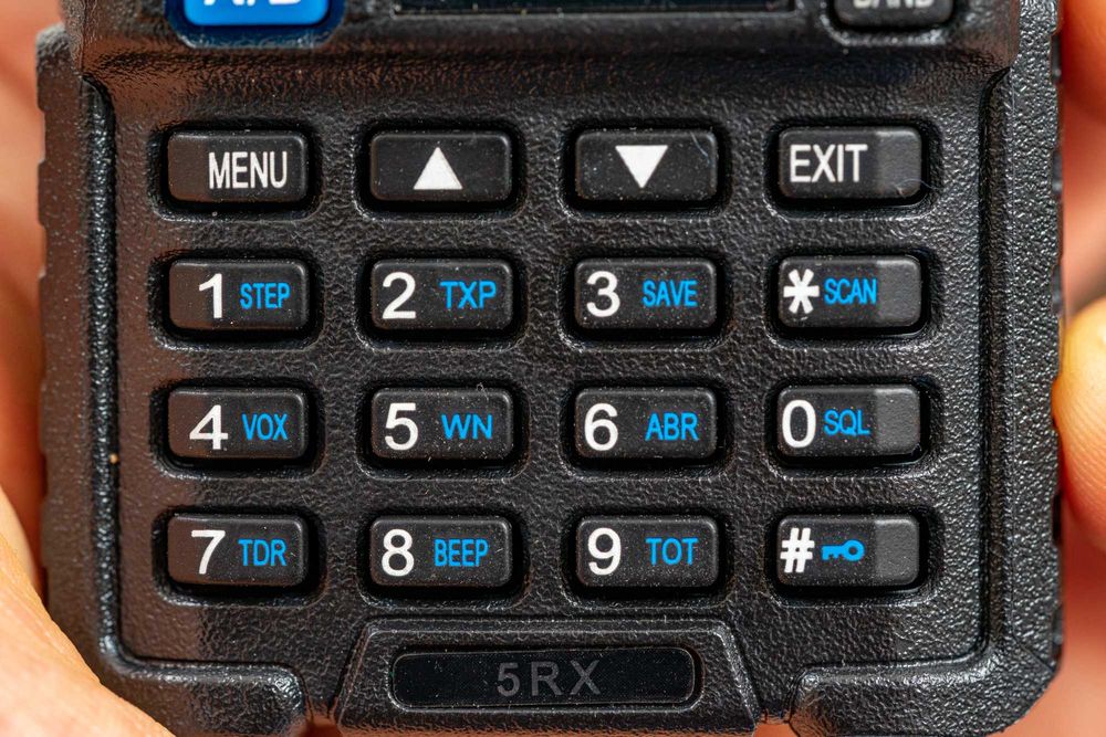 Walkie Talkie Baofeng UV-5RX 5W tribanda