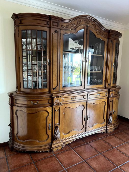 Mobilia de sala (louceiro, mesa e cadeiras)