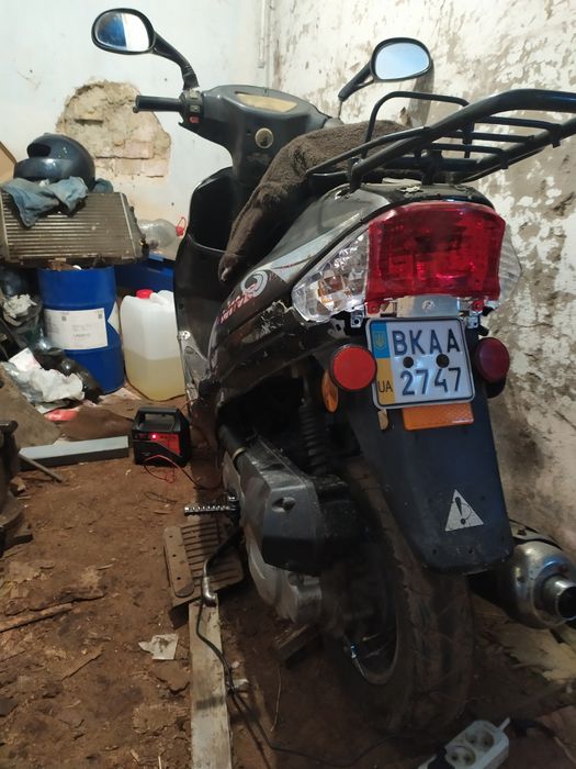 Скутер з документами на повному ходу.