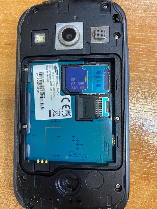 używany telefon SAMSUNG na 2 karty sim + ładowarka