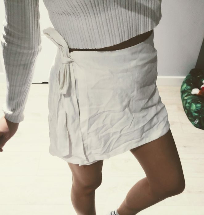 Białe spódnico spodenki Sinsay S lekkie wiązane nakładka