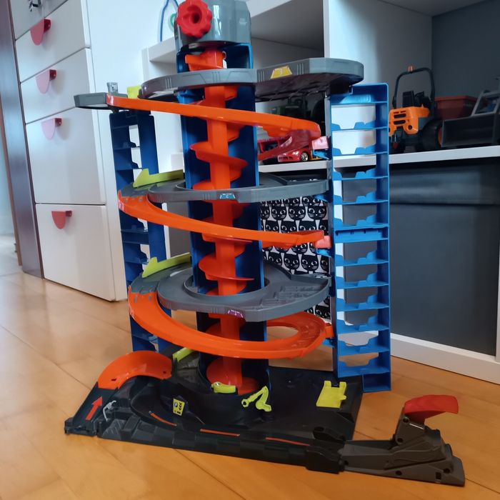 HOT WHEELS City zakręcony garaż