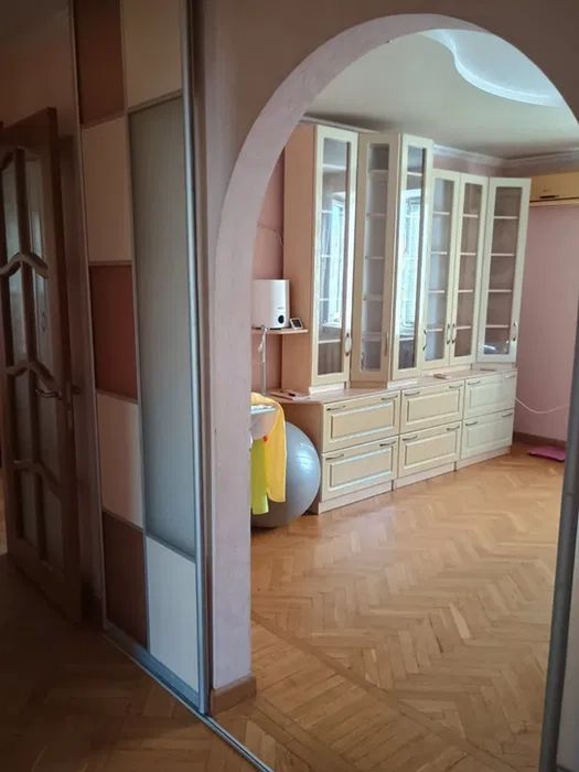 l Продається двокімнатна квартира в самому Центрі!