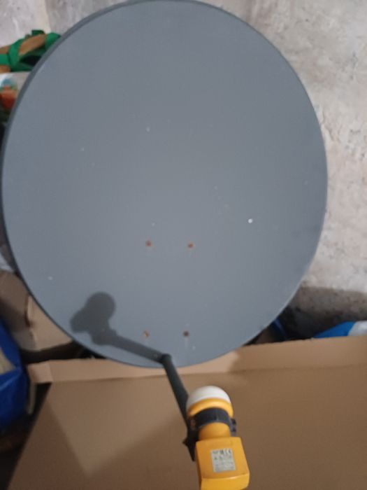 Antena satelitarna z konwerterem i mocowaniem.