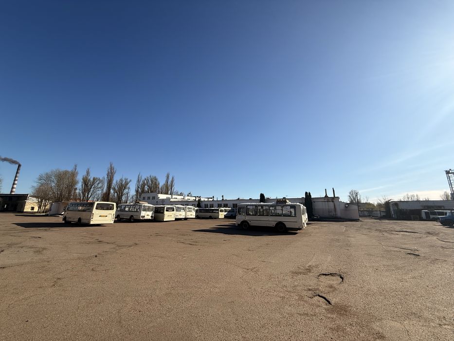 Оренда великої стоянки під фури