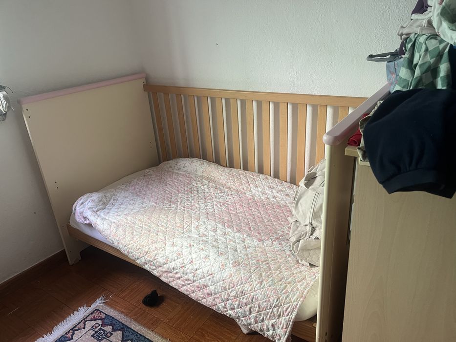 Vendo Berço C/Comodas Feminino