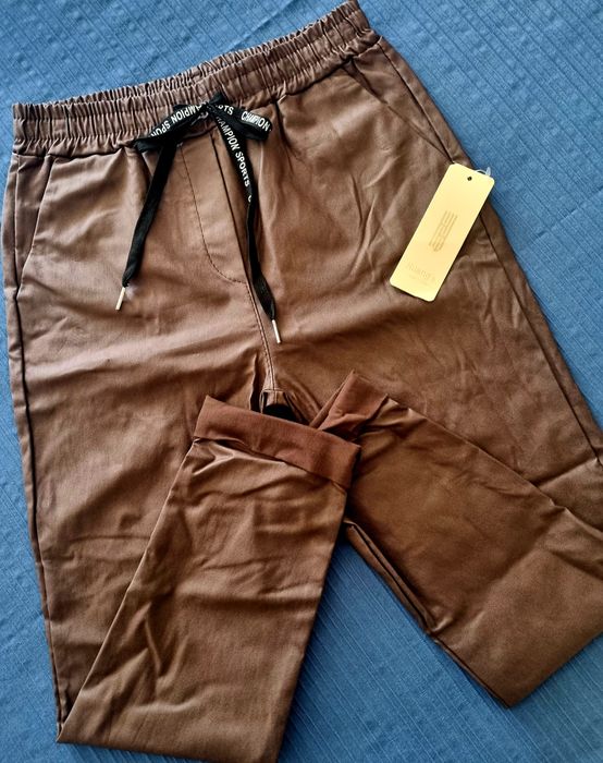 Calças, castanho chocolate, com bastante elastano. L