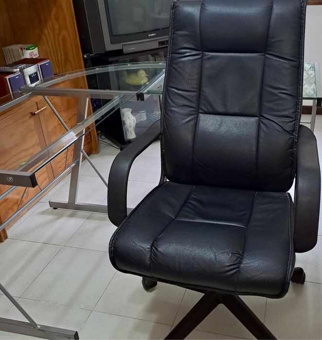 Mesa de vidro com cadeira de escritorio