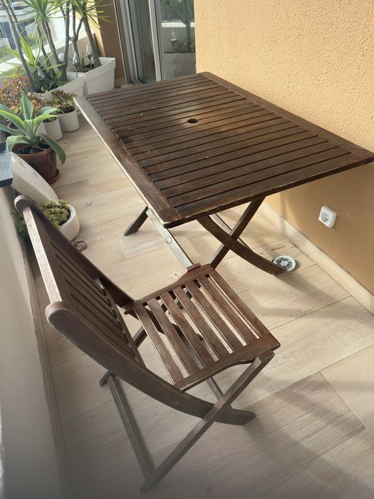 Mesa exterior em Teca de boa qualidade