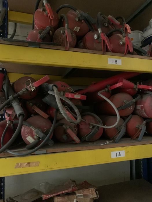 Varios óleos para hidráulicos motores e outros.  Vários lubrificantes