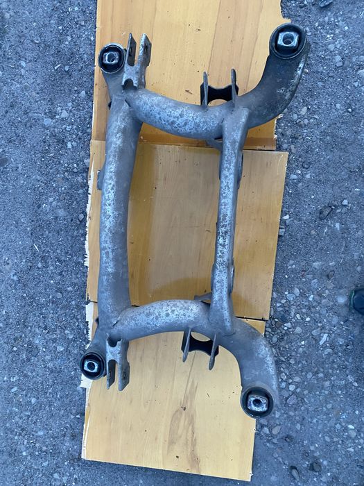 Задній підрамник на бмв е39