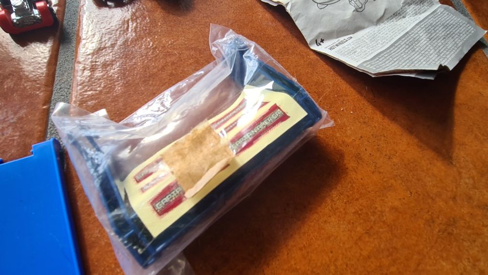 Hot wheels com 4 carrinhos