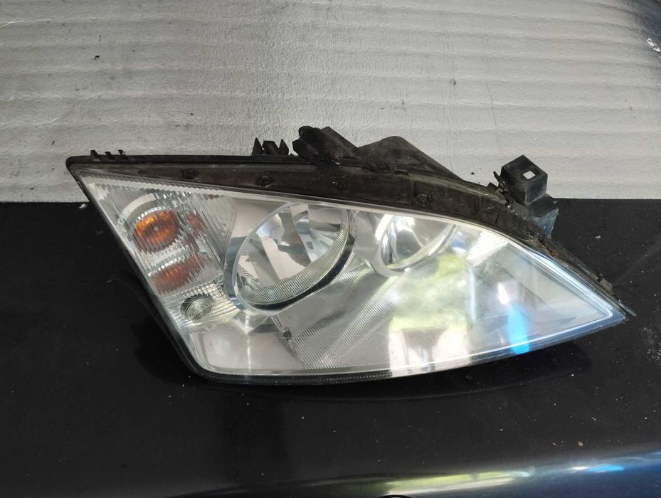 Lampa Przód  Ford Mondeo MK 3 Prawa