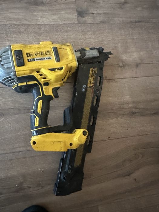 Продам нейлер dewalt dcn 21