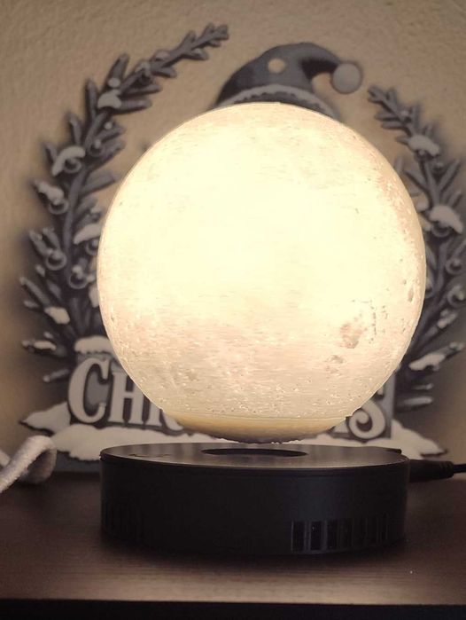 Lua flutuante com três cores