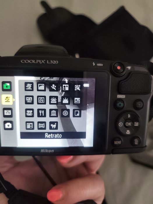 Máquina Fotográfica Nikon Coolpix L330 16.1MP Zoom 26x + Carregador AA