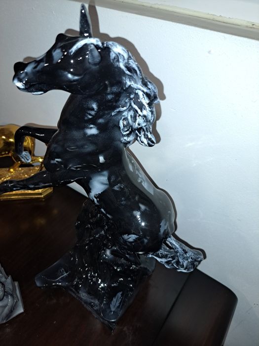Cavalo decorativo em resina , pintura exclusiva