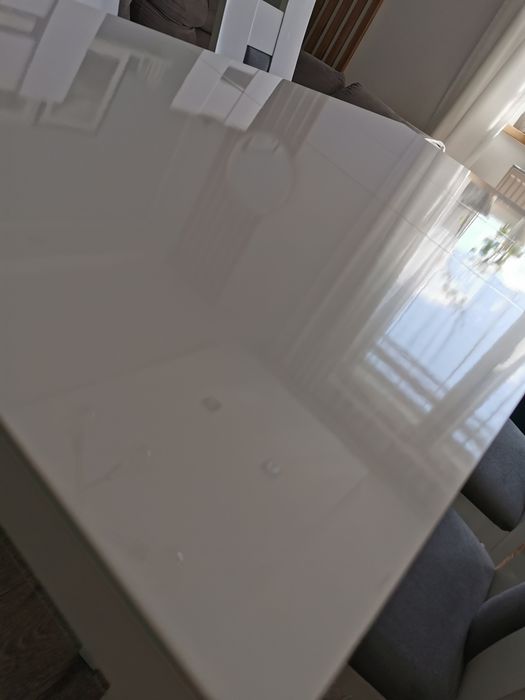 Stół rozkładany do jadalni z krzesłami