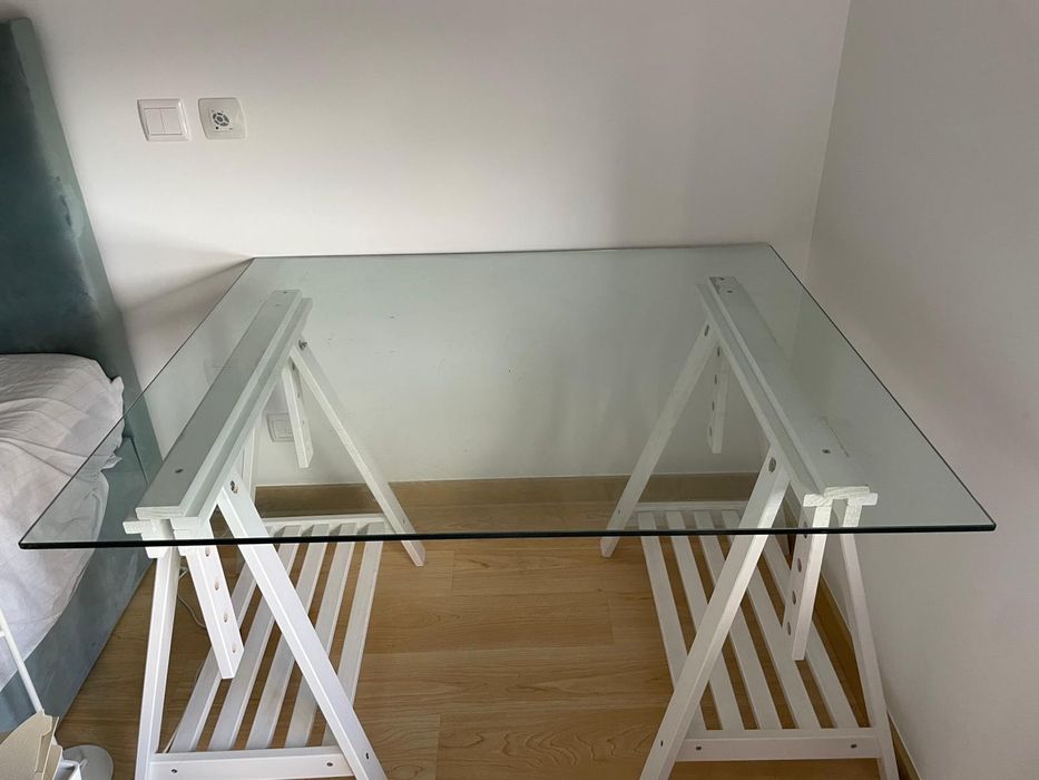 Mesa de vidro com cavaletes