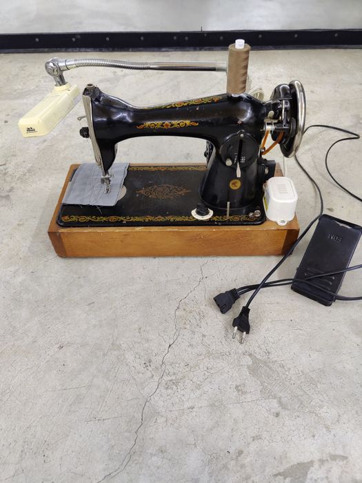 Продам швейну машинку