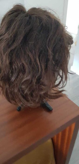 Peruca com pouco uso de cabelo humano