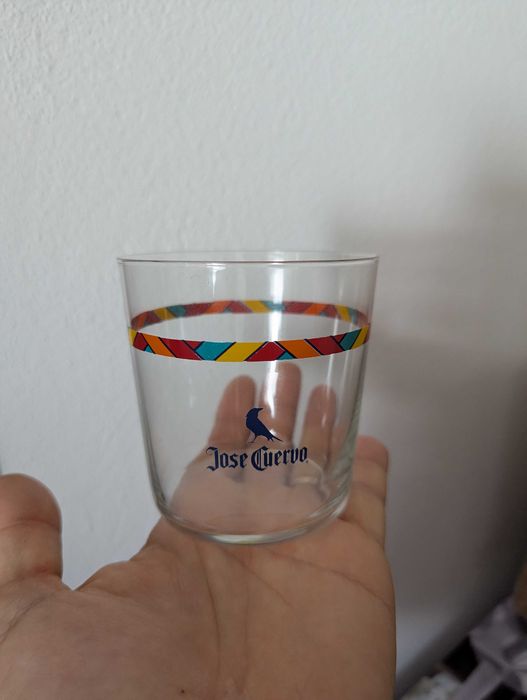 Vendo vários tipos de copos