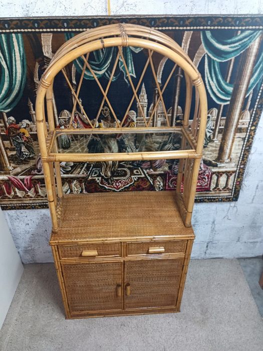 Móvel em bambu, exemplar estado.
Muito  versátil e com um design desigual. Medidas em foto no anúncio.
Intervenção de restauro