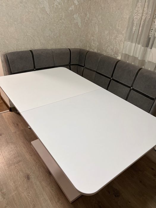 Продається стіл та уголок у кухню