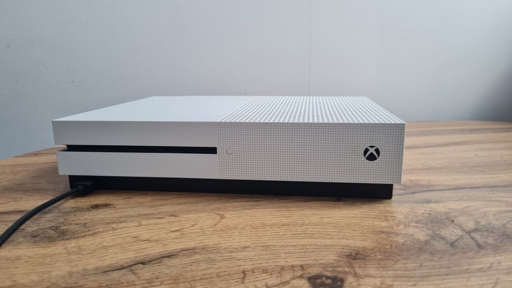 XBOX ONE S 1TB - 3x gry, 1x pad,