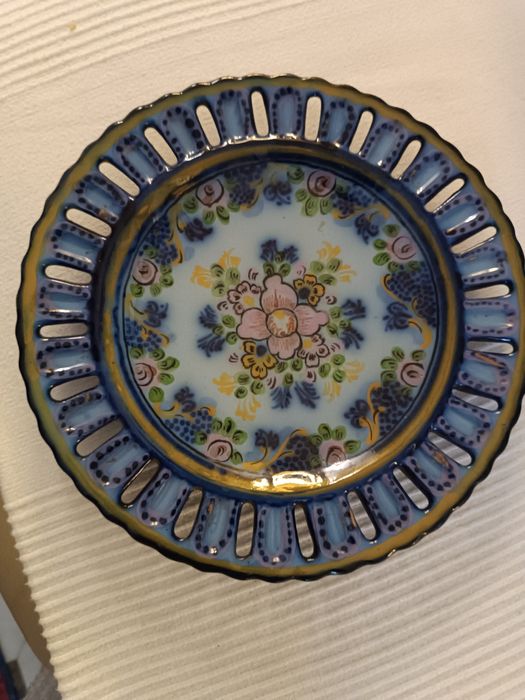 Vendo um prato das caldas da rainha antigo