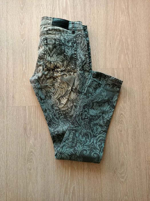 Wzorzyste jeansy rurki z przebarwieniami