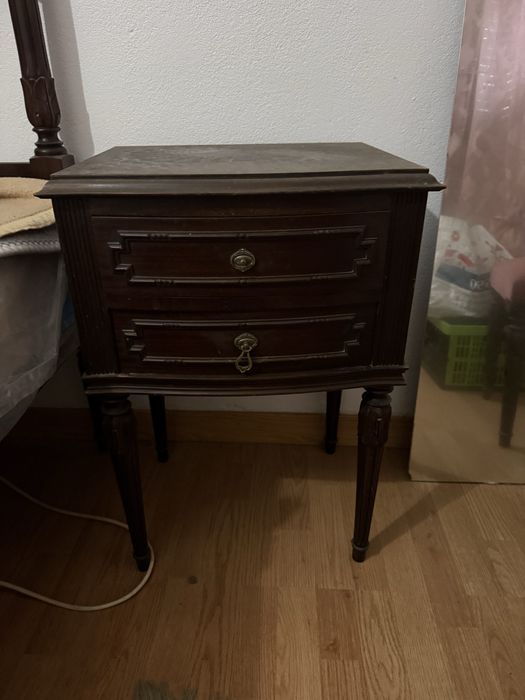 Conjunto de quarto antigo em madeira