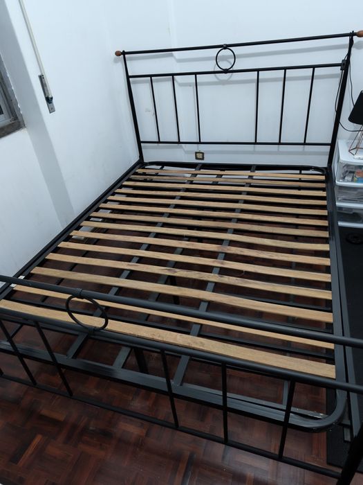 Cama com colchão usado