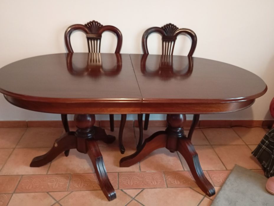 Venda de mesa de sala de jantar e cinco cadeiras