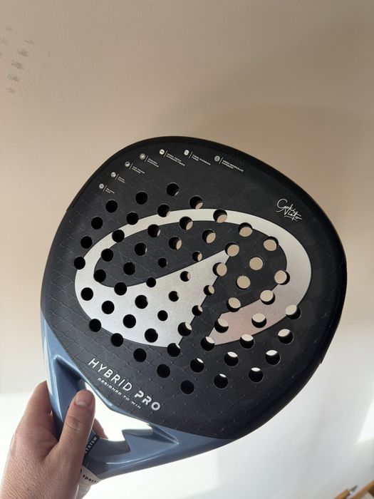 Raquete de padel Kuikma Hybrid Pro, assinada por Coki Nieto