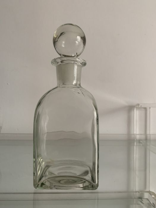 Quatro garrafas de vidro para  licores